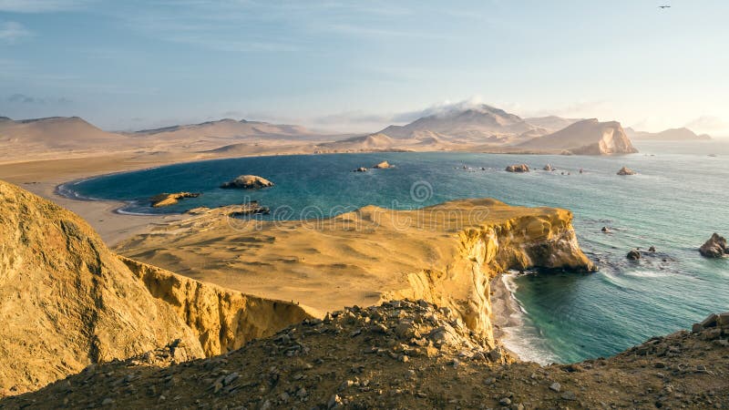 Πανοραμική άποψη της ακτής Paracas στο Περού κατά τη διάρκεια του ηλιοβασιλέματος, πανοραμική άποψη της ακτής και η έρημος στοκ εικόνες